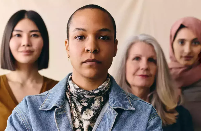 O que são estereótipos de gênero e como eles podem afetar a carreira feminina