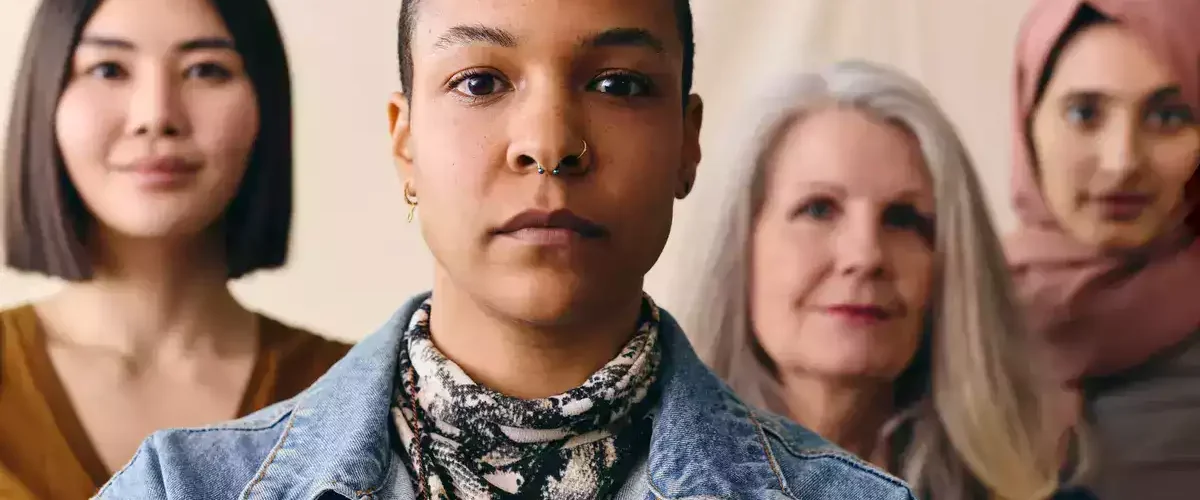 O que são estereótipos de gênero e como eles podem afetar a carreira feminina